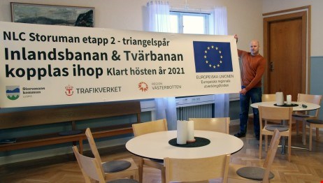 Projektledare Göran Hellström visar upp banderollen som kommer att sättas upp väl synligt för förbipasserande trafik.