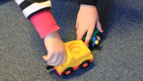 Barn leker med leksaksbil
