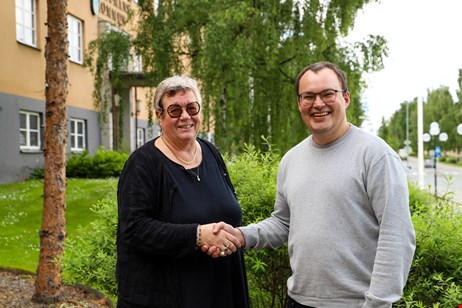 Ingrid Elebrink går i pension och lämnar över delar av sitt uppdrag till Daniel Burman.