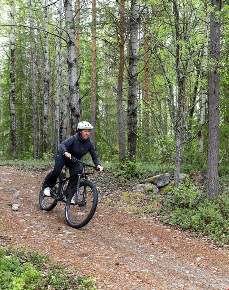 Elin Jonsson cyklar kärleksstigen
