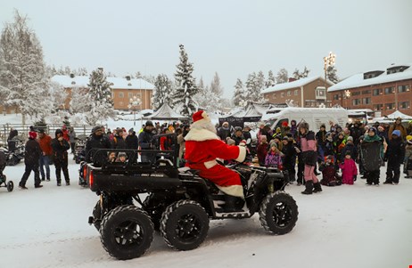 Tomten kommer till Storumans julmarknad