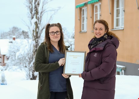 På bilden med utmärkelsen guldkommun 2025 syns Jennie Härgestam tillsammans med Emilia Persson som arbetar inom hemtjänsten. 