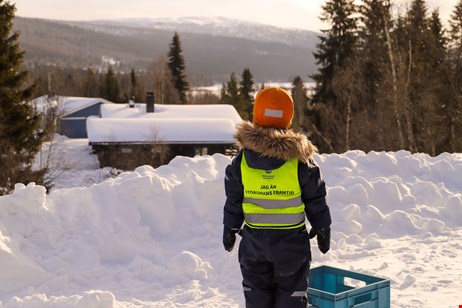 Barn som  drar en pulka.