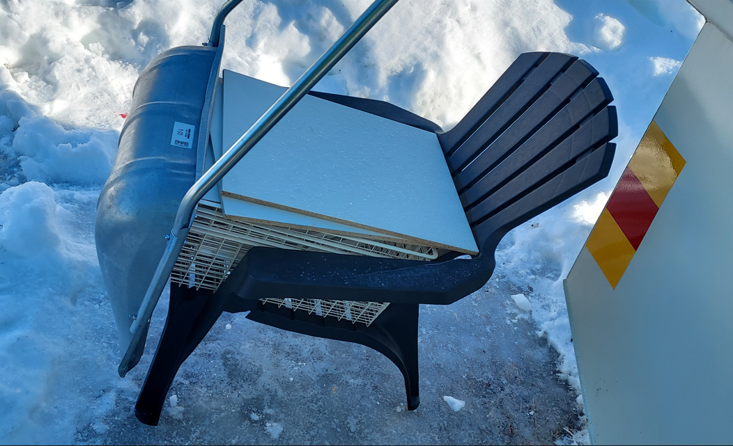 CUS_trådkorgar_plaststol_snöbjörn.png